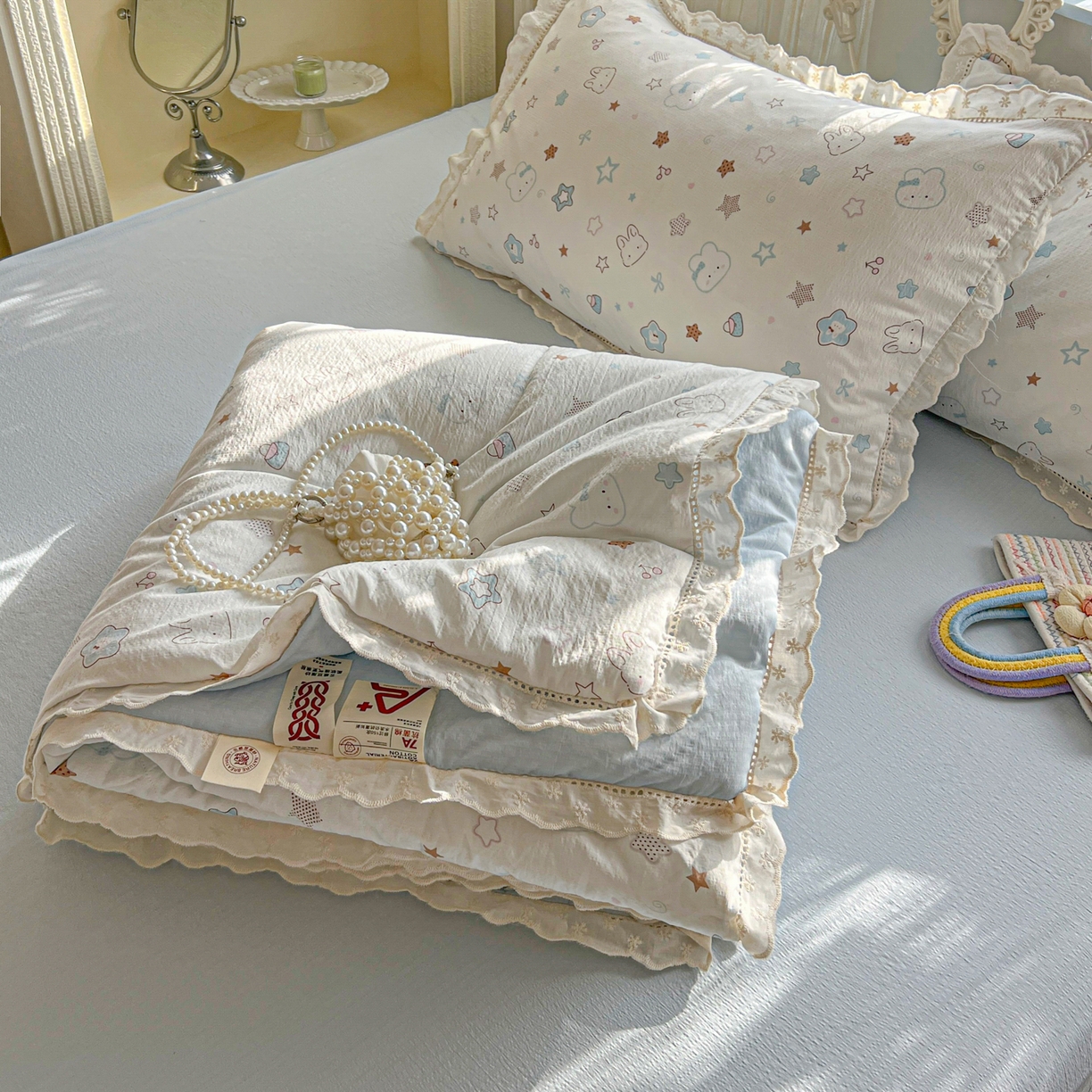 91家纺网 家纺一手货源 找家纺 罗亿家纺 2026新款全棉镂空花边云感双层纱夏被四件套 星星兔