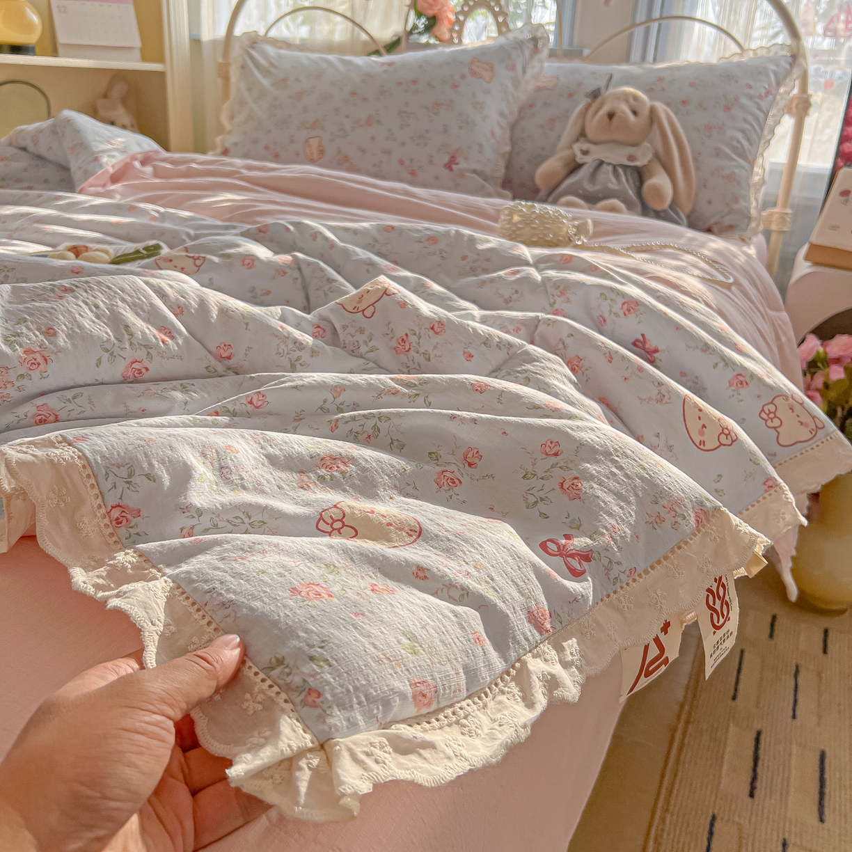 91家纺网 家纺一手货源 找家纺 罗亿家纺 2026新款全棉镂空花边云感双层纱夏被四件套 kitty甜梦窝