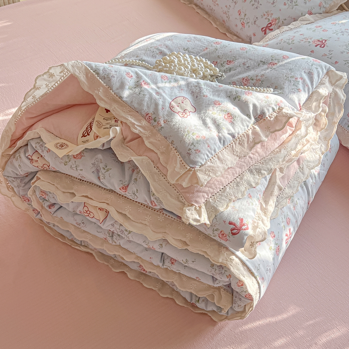 91家纺网 家纺一手货源 找家纺 罗亿家纺 2026新款全棉镂空花边云感双层纱夏被四件套 kitty甜梦窝