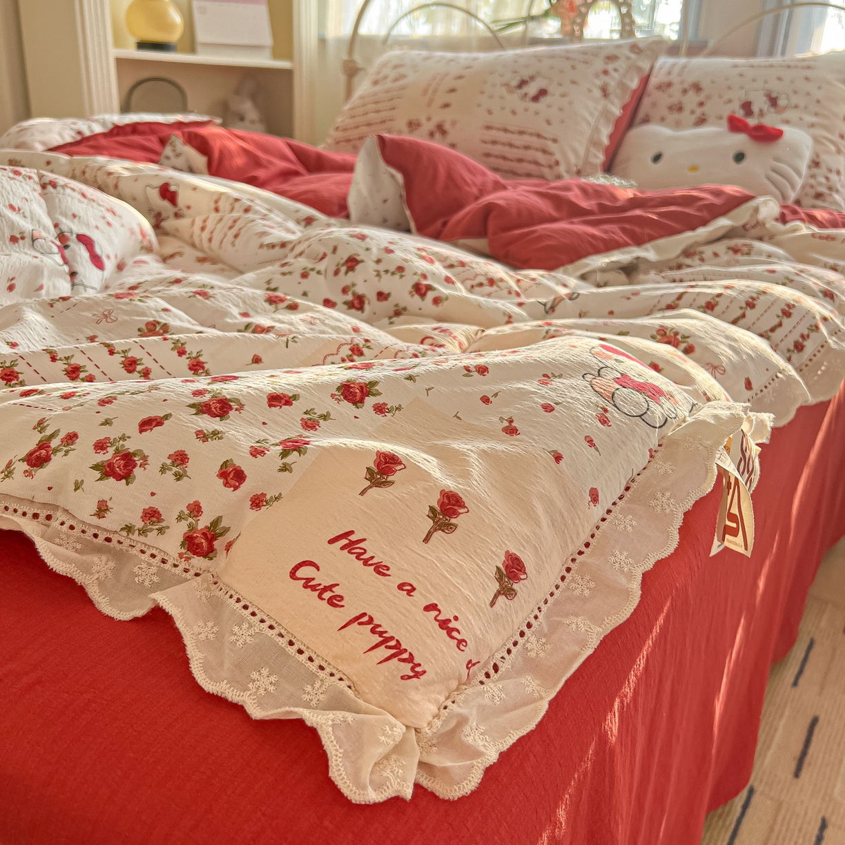 91家纺网 家纺一手货源 找家纺 罗亿家纺 2026新款全棉镂空花边云感双层纱夏被四件套 花漾kitty