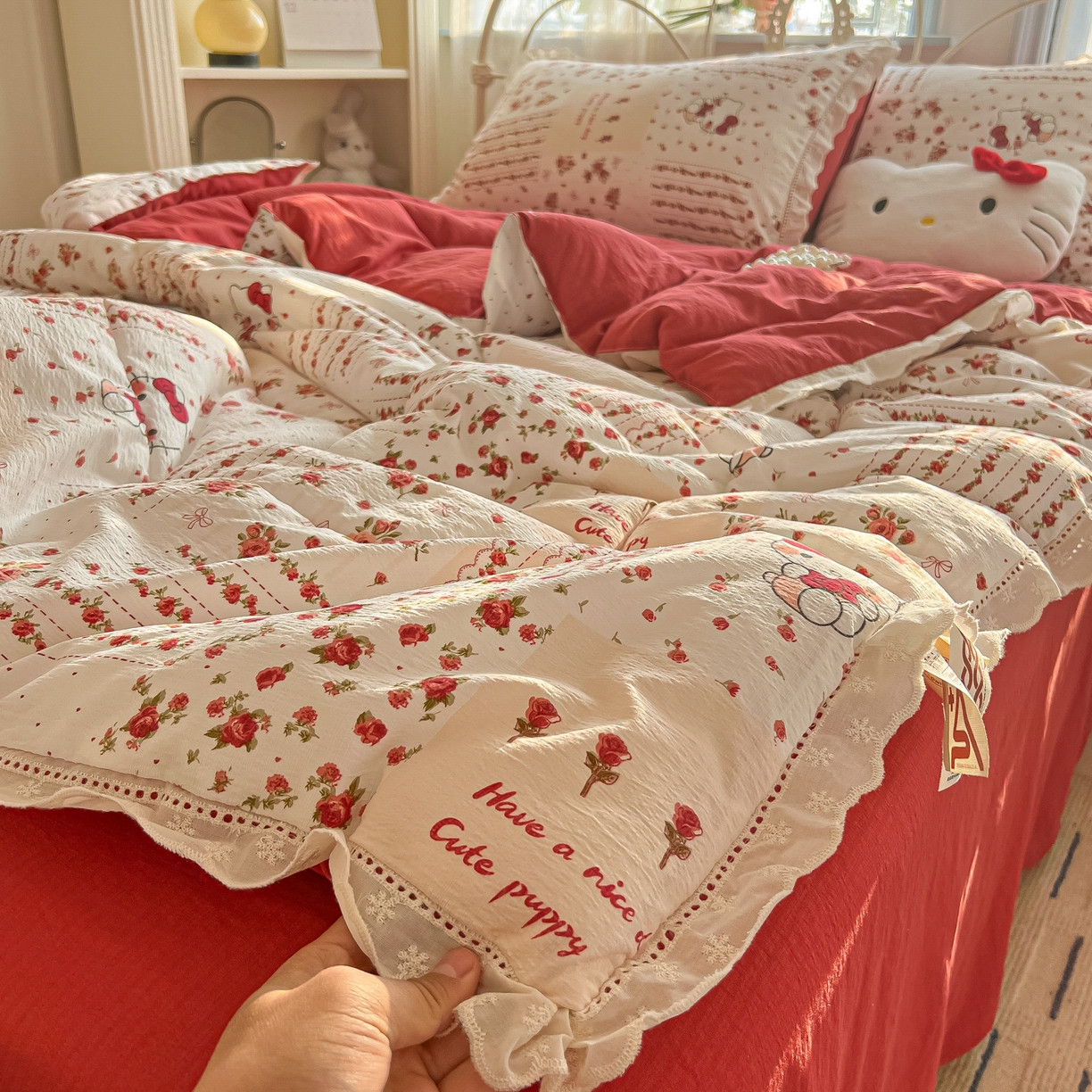 91家纺网 家纺一手货源 找家纺 罗亿家纺 2026新款全棉镂空花边云感双层纱夏被四件套 花漾kitty