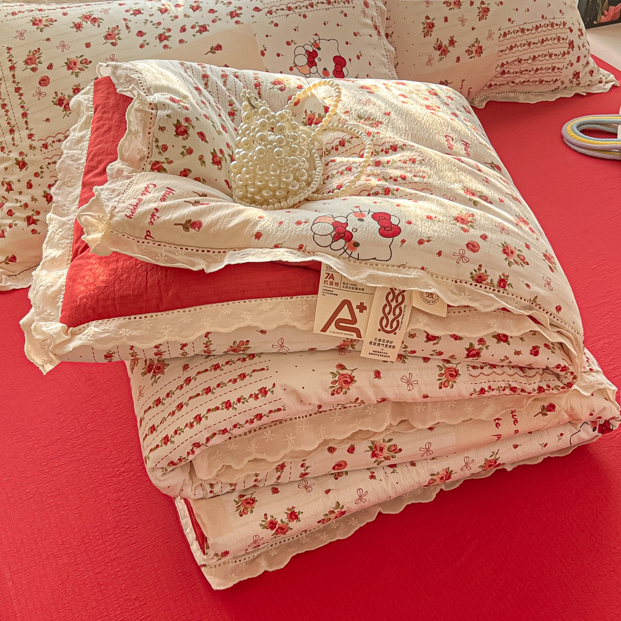 91家纺网 家纺一手货源 找家纺 罗亿家纺 2026新款全棉镂空花边云感双层纱夏被四件套 花漾kitty
