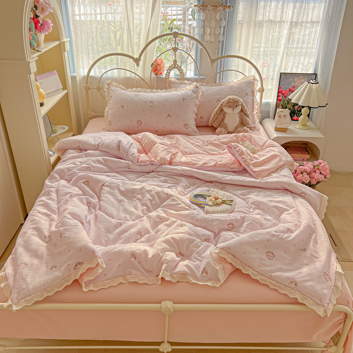 91家纺网 家纺一手货源 找家纺 罗亿家纺 2026新款全棉镂空花边云感双层纱夏被四件套 小粉兔