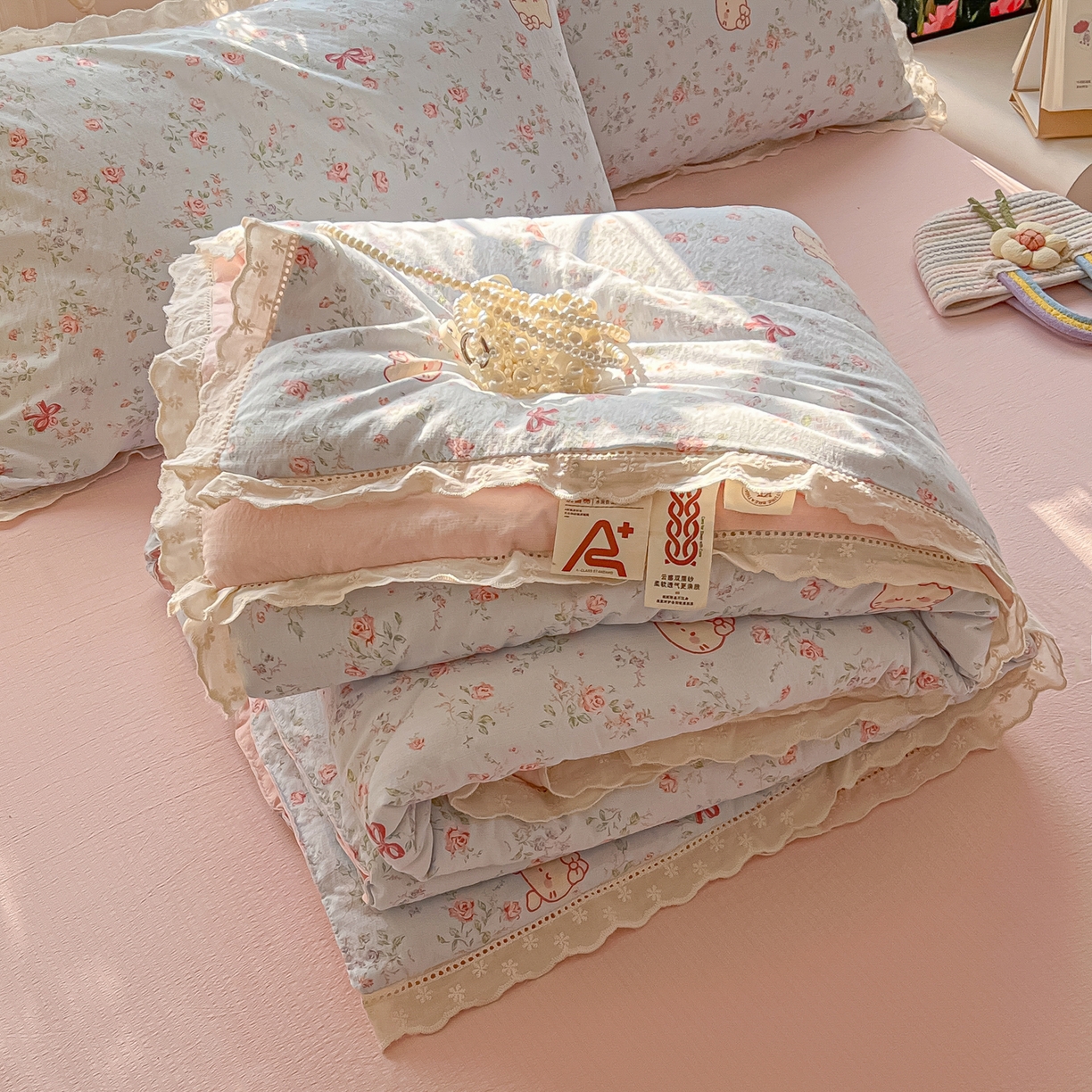 91家纺网 家纺一手货源 找家纺 罗亿家纺 2026新款全棉镂空花边云感双层纱夏被四件套 kitty甜梦窝