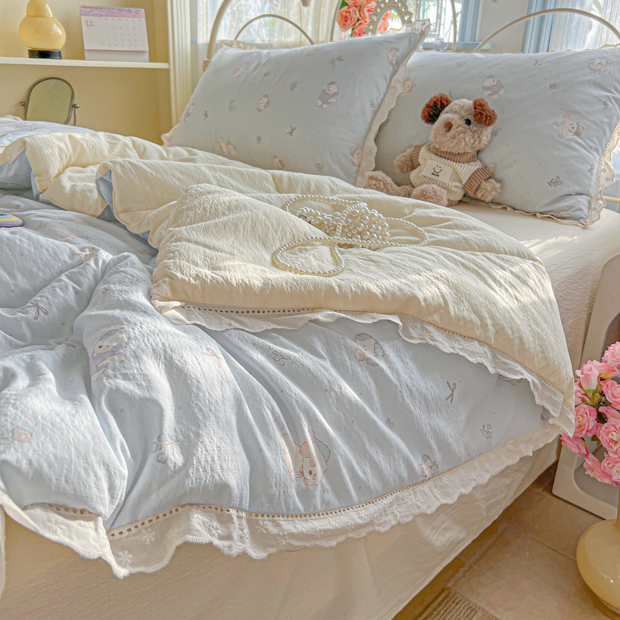 91家纺网 家纺一手货源 找家纺 罗亿家纺 2026新款全棉镂空花边云感双层纱夏被四件套 蓝蓝小奶狗