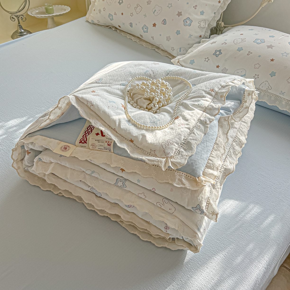 91家纺网 家纺一手货源 找家纺 罗亿家纺 2026新款全棉镂空花边云感双层纱夏被四件套 星星兔