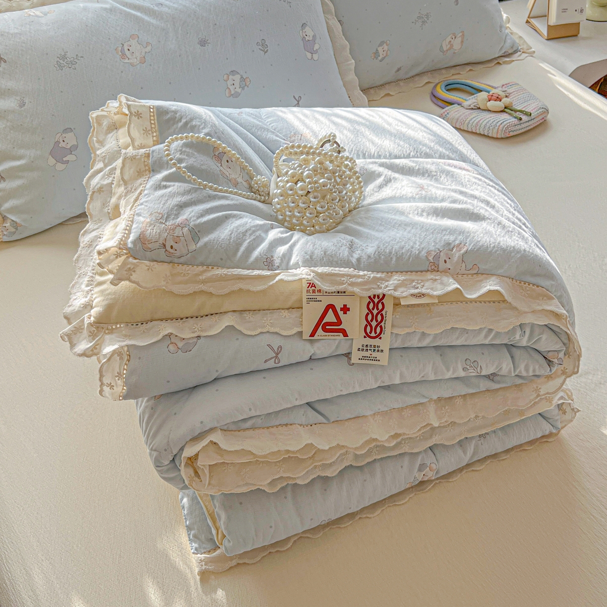 91家纺网 家纺一手货源 找家纺 罗亿家纺 2026新款全棉镂空花边云感双层纱夏被四件套 蓝蓝小奶狗