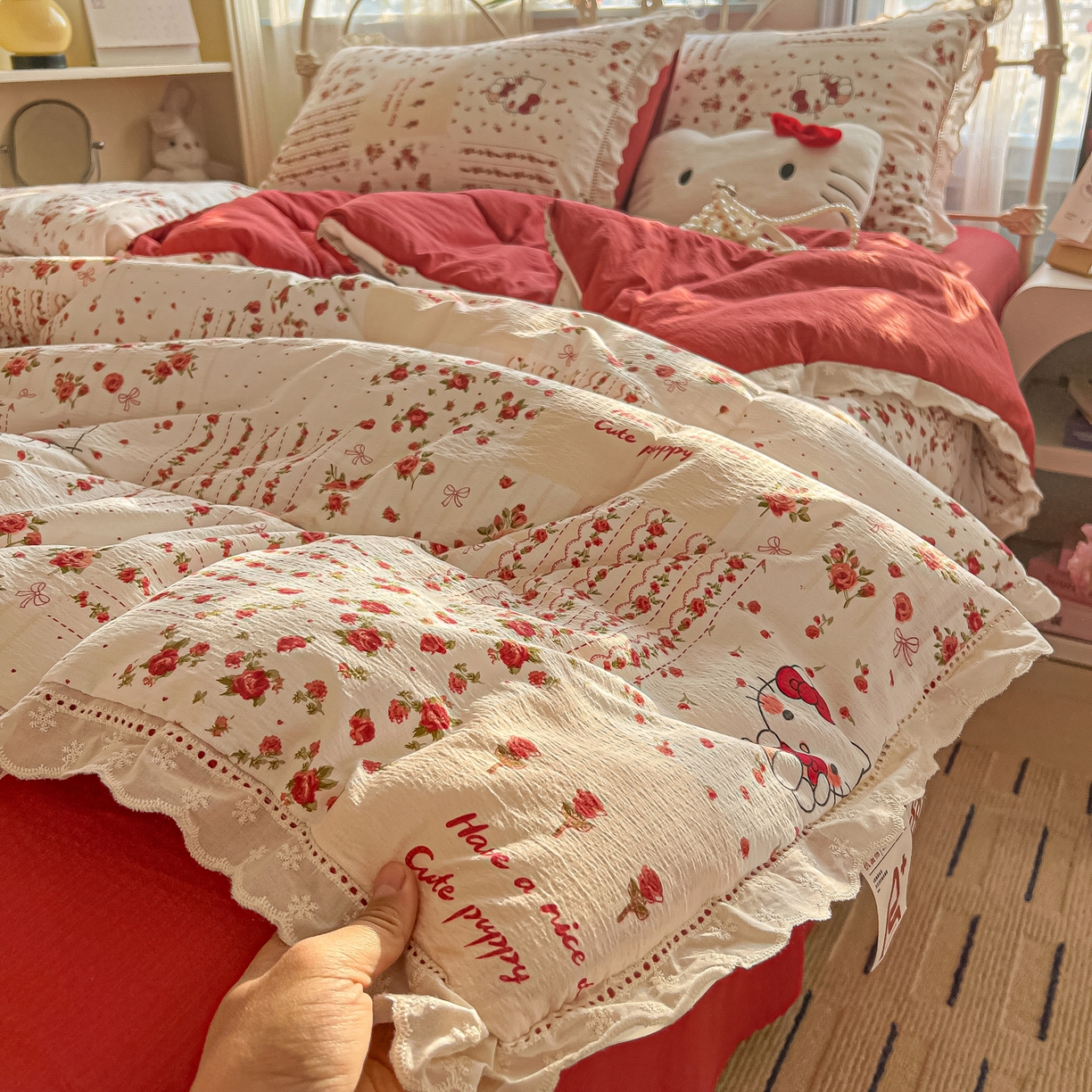 91家纺网 家纺一手货源 找家纺 罗亿家纺 2026新款全棉镂空花边云感双层纱夏被四件套 花漾kitty