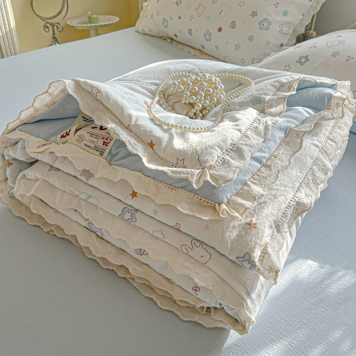 91家纺网 家纺一手货源 找家纺 罗亿家纺 2026新款全棉镂空花边云感双层纱夏被四件套 星星兔