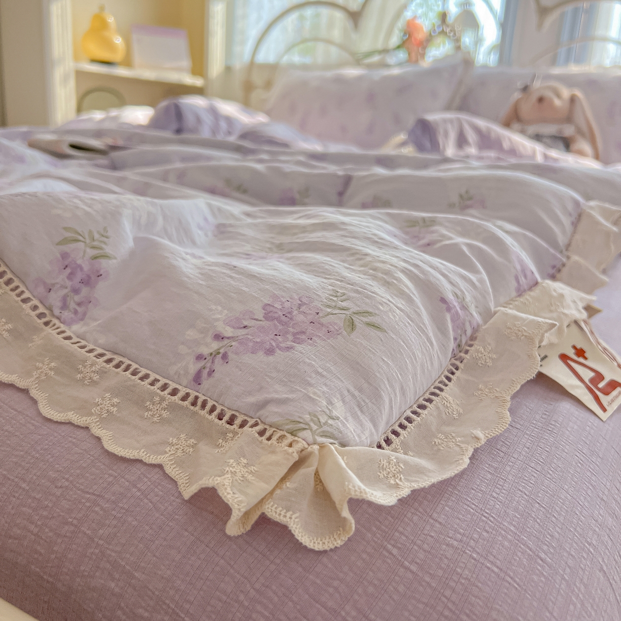 91家纺网 家纺一手货源 找家纺 罗亿家纺 2026新款全棉镂空花边云感双层纱夏被四件套 萄气满满