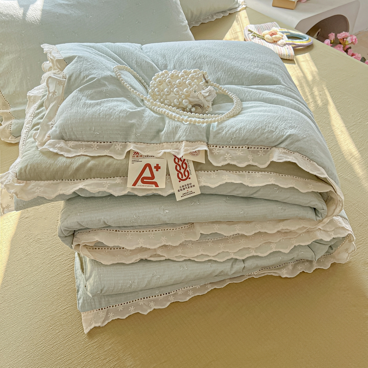 91家纺网 家纺一手货源 找家纺 罗亿家纺 2026新款全棉镂空花边云感双层纱夏被四件套 简夏