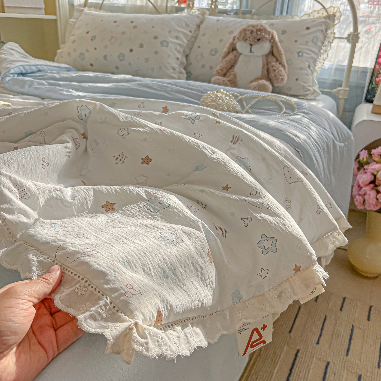 91家纺网 家纺一手货源 找家纺 罗亿家纺 2026新款全棉镂空花边云感双层纱夏被四件套 星星兔