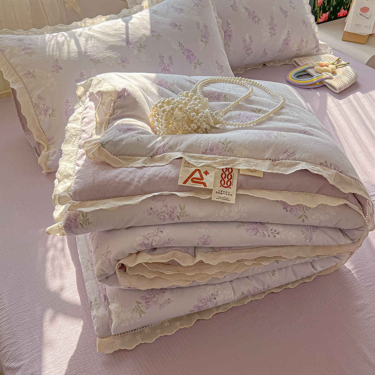 91家纺网 家纺一手货源 找家纺 罗亿家纺 2026新款全棉镂空花边云感双层纱夏被四件套 萄气满满
