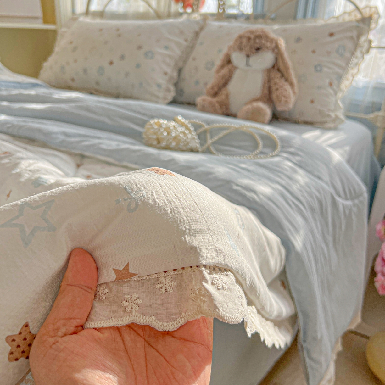 91家纺网 家纺一手货源 找家纺 罗亿家纺 2026新款全棉镂空花边云感双层纱夏被四件套 星星兔