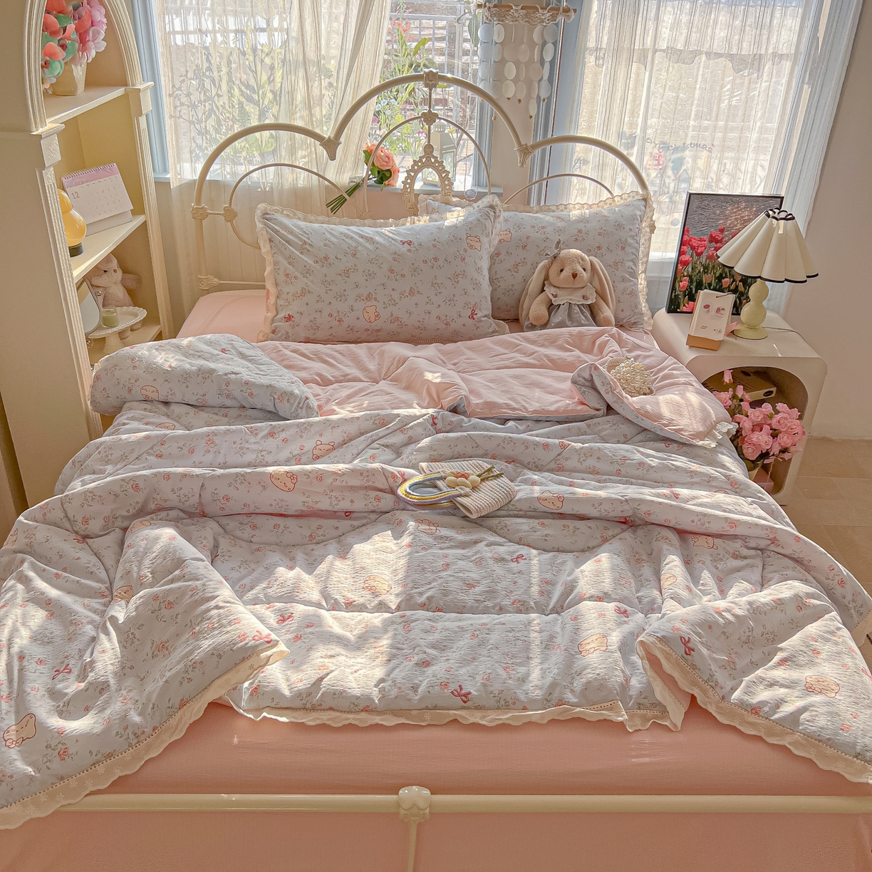 91家纺网 家纺一手货源 找家纺 罗亿家纺 2026新款全棉镂空花边云感双层纱夏被四件套 kitty甜梦窝