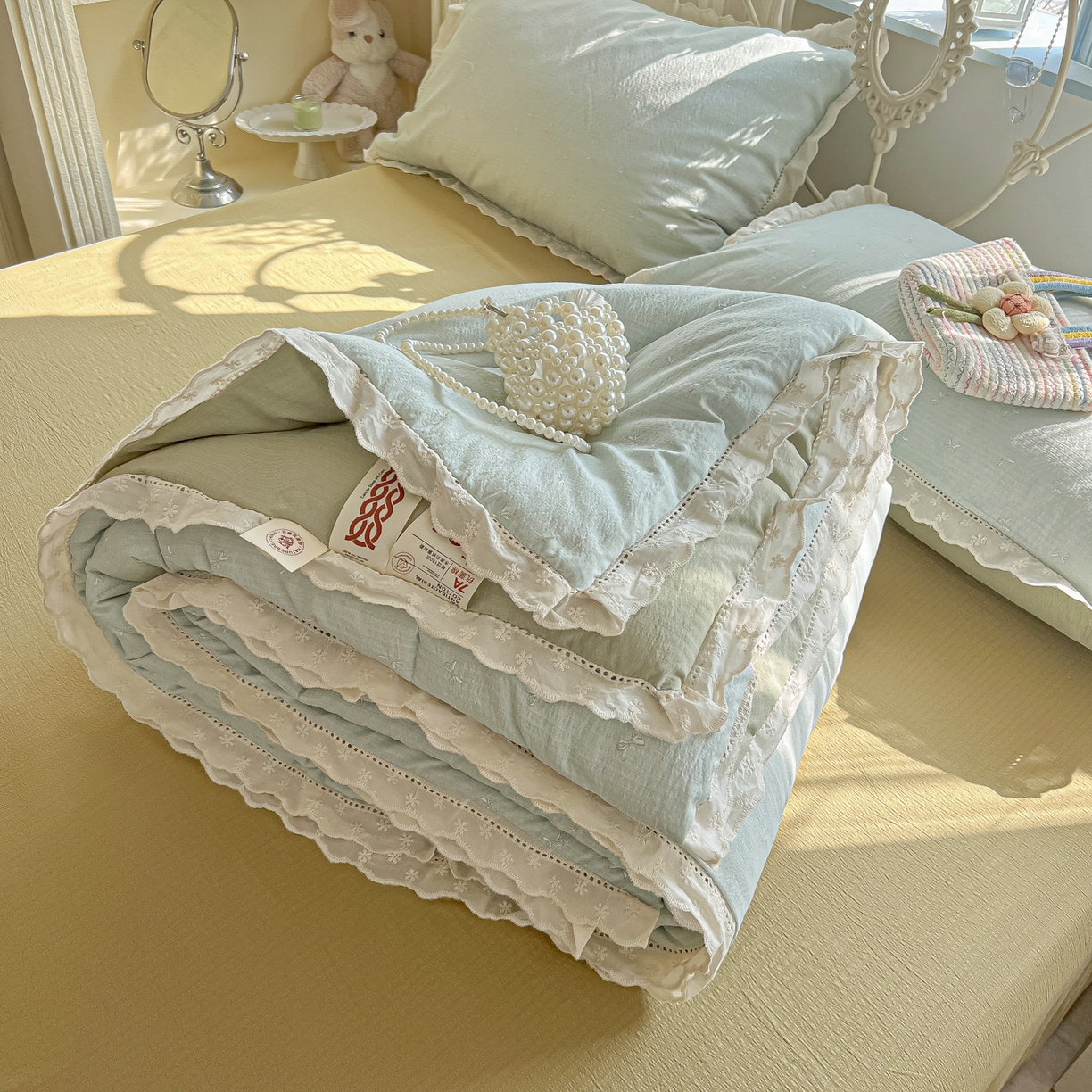 91家纺网 家纺一手货源 找家纺 罗亿家纺 2026新款全棉镂空花边云感双层纱夏被四件套 简夏