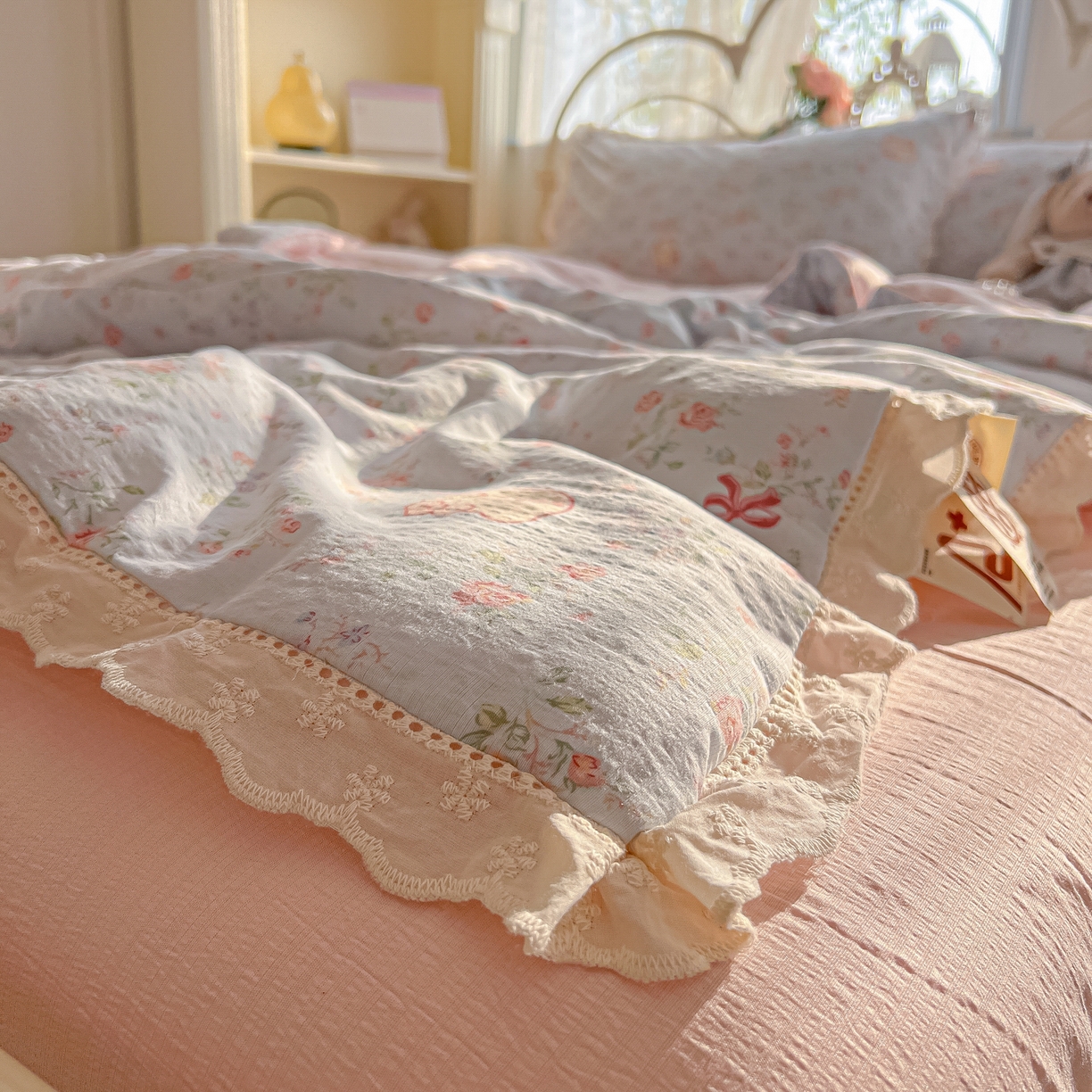 91家纺网 家纺一手货源 找家纺 罗亿家纺 2026新款全棉镂空花边云感双层纱夏被四件套 kitty甜梦窝