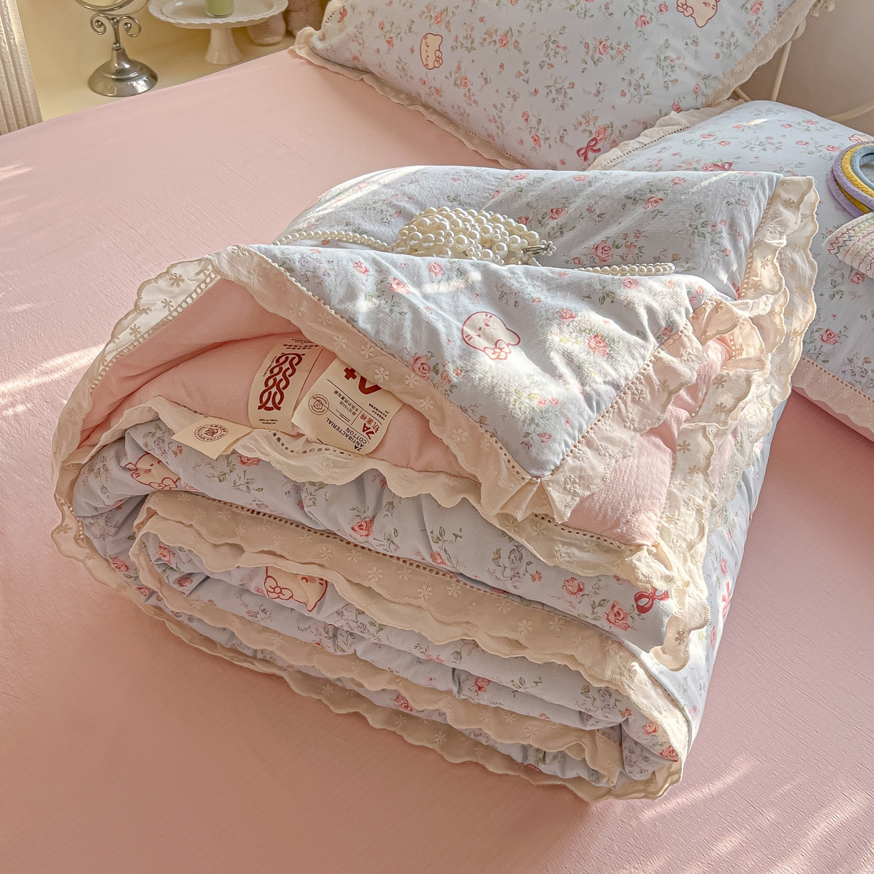 91家纺网 家纺一手货源 找家纺 罗亿家纺 2026新款全棉镂空花边云感双层纱夏被四件套 kitty甜梦窝