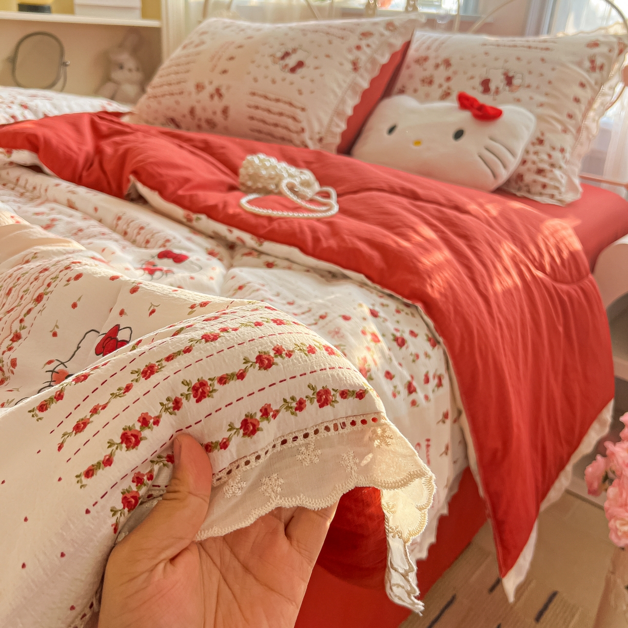 91家纺网 家纺一手货源 找家纺 罗亿家纺 2026新款全棉镂空花边云感双层纱夏被四件套 花漾kitty