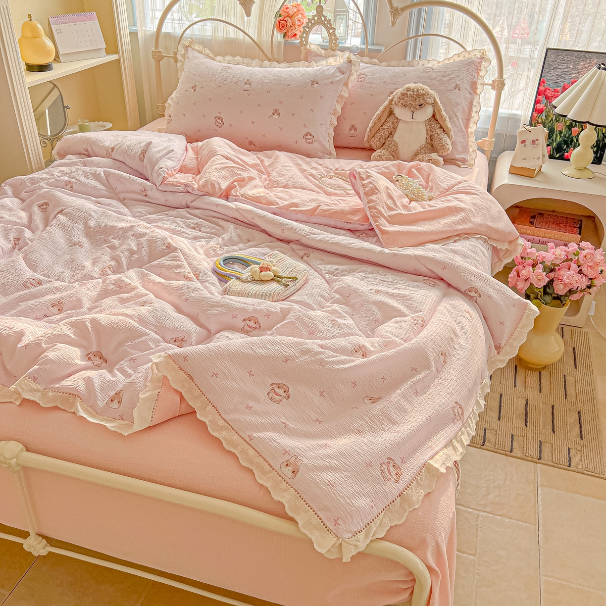 91家纺网 家纺一手货源 找家纺 罗亿家纺 2026新款全棉镂空花边云感双层纱夏被四件套 小粉兔