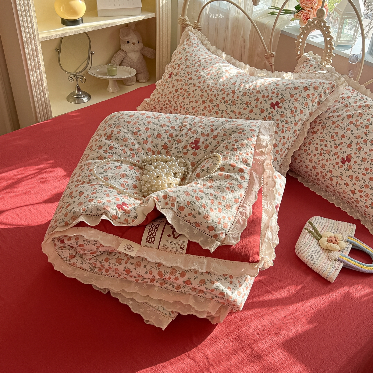 91家纺网 家纺一手货源 找家纺 罗亿家纺 2026新款全棉镂空花边云感双层纱夏被四件套 赫本小姐