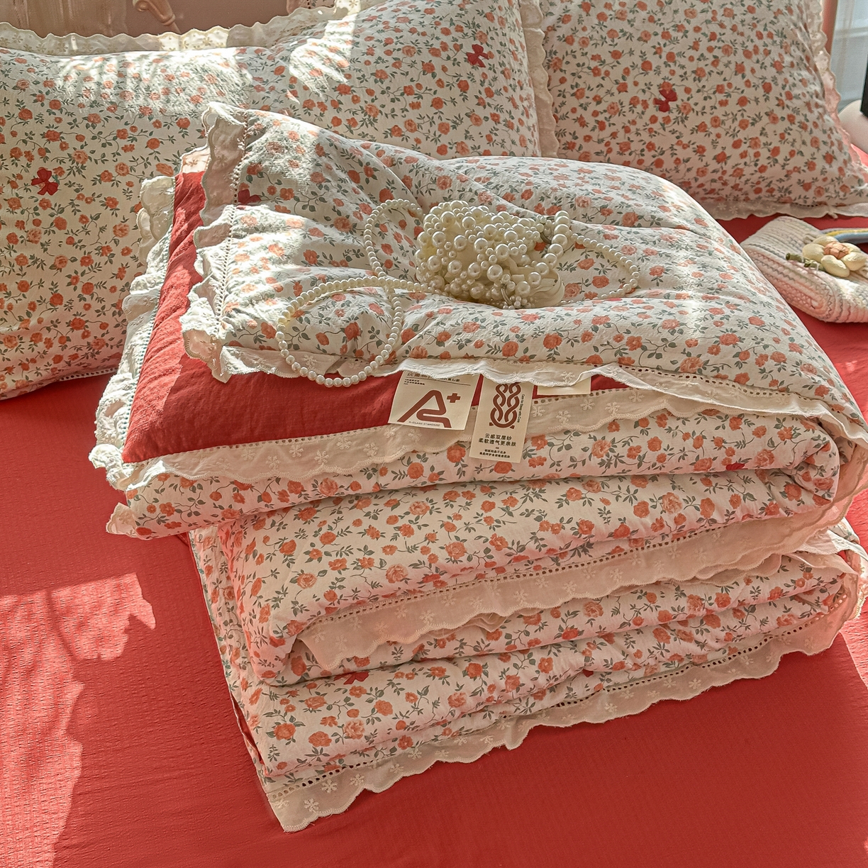 91家纺网 家纺一手货源 找家纺 罗亿家纺 2026新款全棉镂空花边云感双层纱夏被四件套 赫本小姐