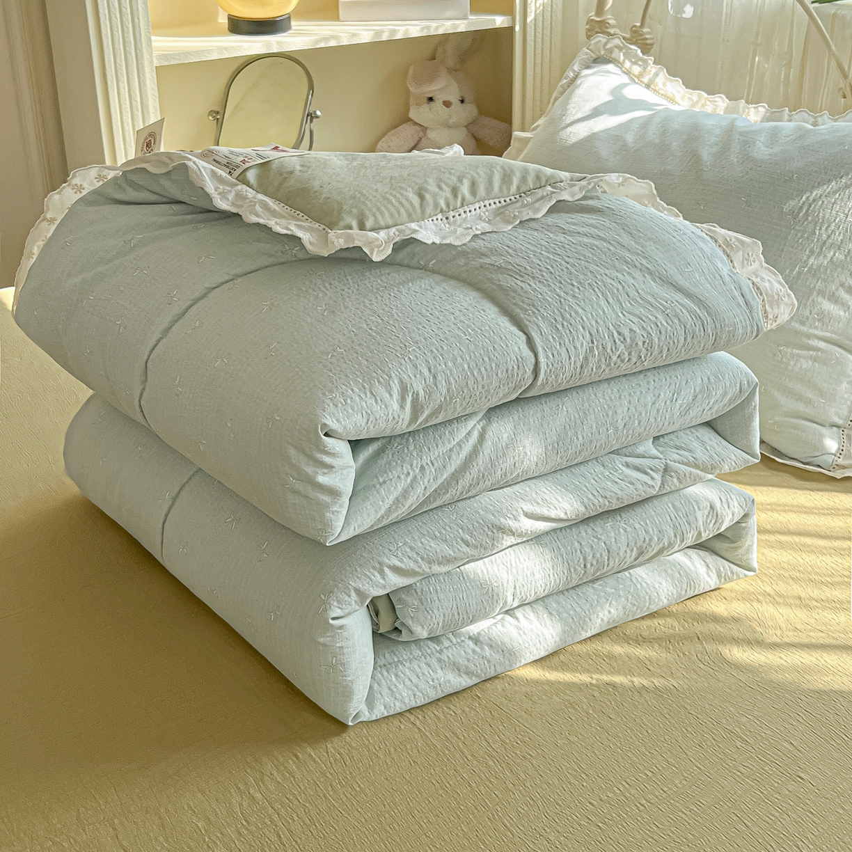 91家纺网 家纺一手货源 找家纺 罗亿家纺 2026新款全棉镂空花边云感双层纱夏被四件套 简夏