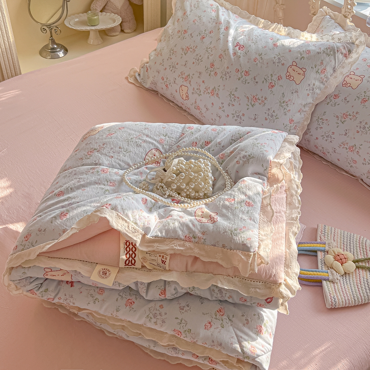 91家纺网 家纺一手货源 找家纺 罗亿家纺 2026新款全棉镂空花边云感双层纱夏被四件套 kitty甜梦窝