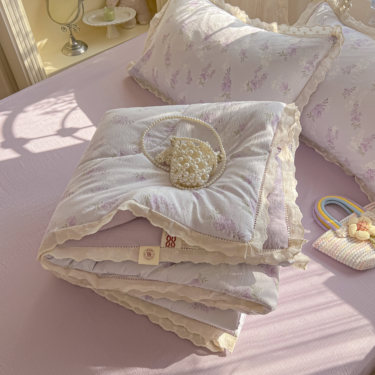 91家纺网 家纺一手货源 找家纺 罗亿家纺 2026新款全棉镂空花边云感双层纱夏被四件套 萄气满满