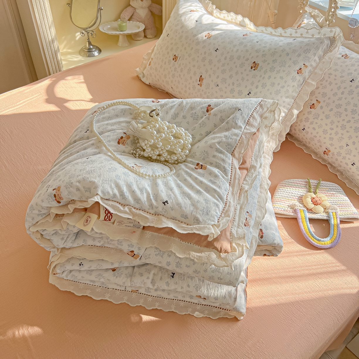 91家纺网 家纺一手货源 找家纺 罗亿家纺 2026新款全棉镂空花边云感双层纱夏被四件套 花花腊肠狗