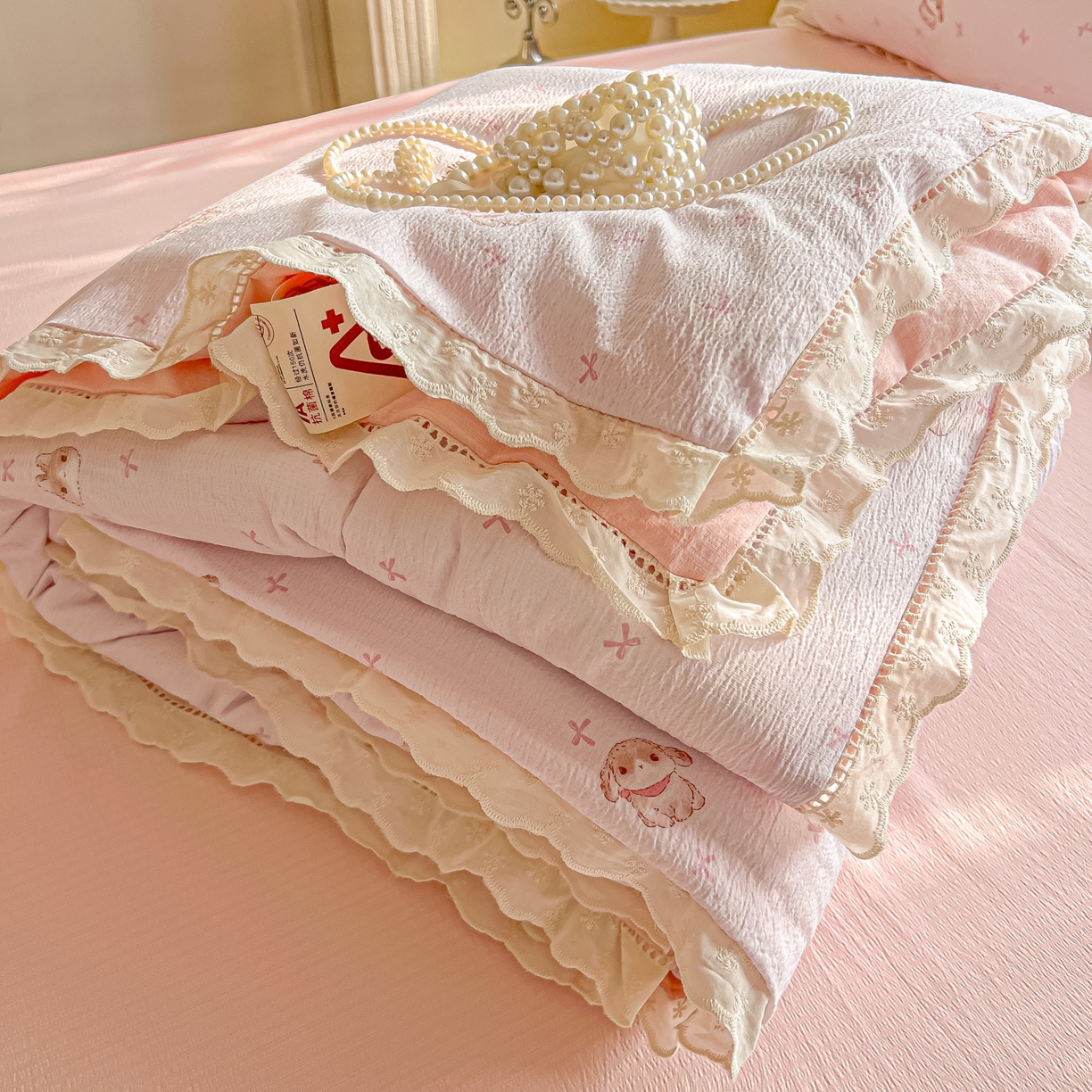 91家纺网 家纺一手货源 找家纺 罗亿家纺 2026新款全棉镂空花边云感双层纱夏被四件套 小粉兔