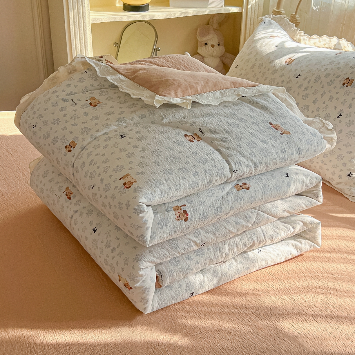 91家纺网 家纺一手货源 找家纺 罗亿家纺 2026新款全棉镂空花边云感双层纱夏被四件套 花花腊肠狗