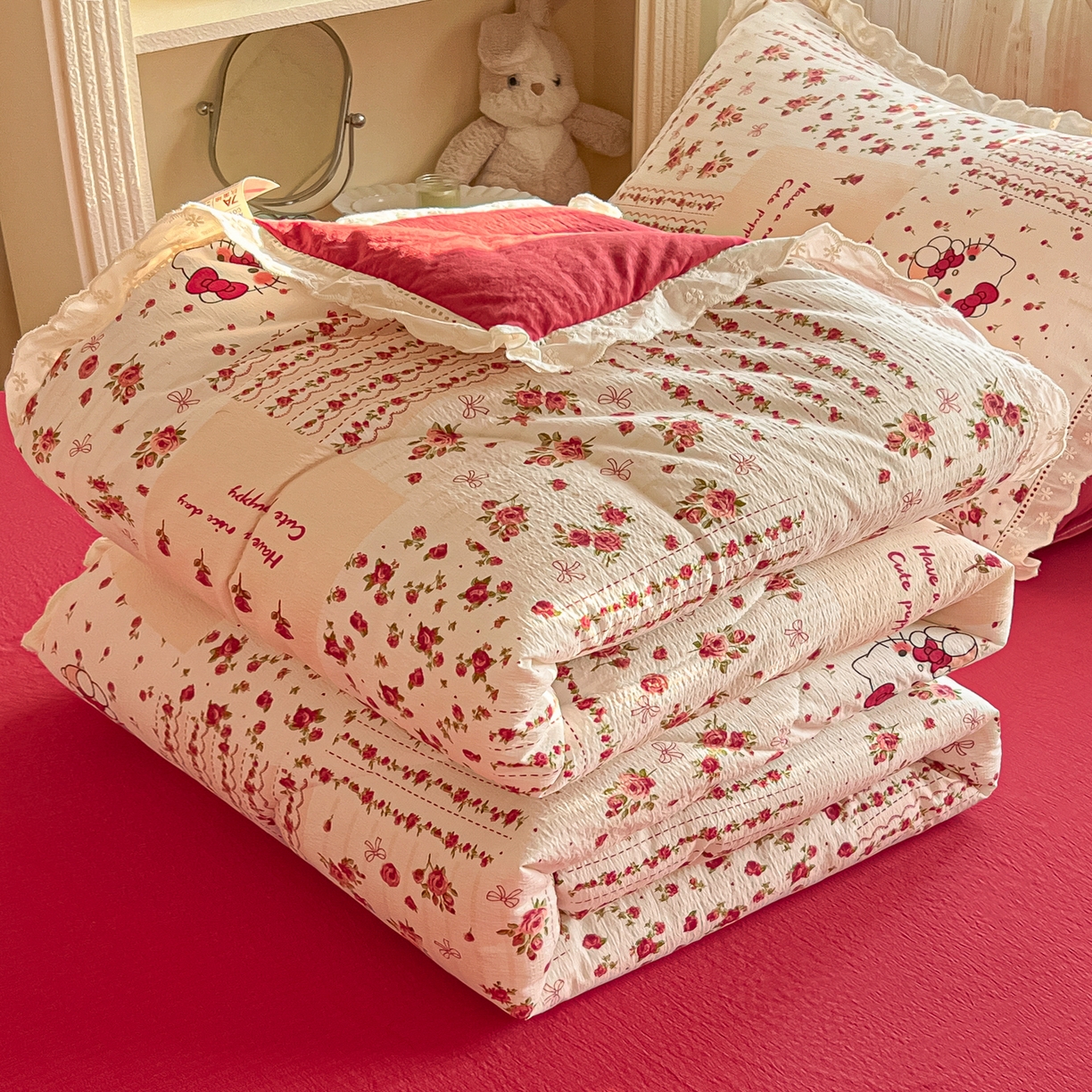 91家纺网 家纺一手货源 找家纺 罗亿家纺 2026新款全棉镂空花边云感双层纱夏被四件套 花漾kitty