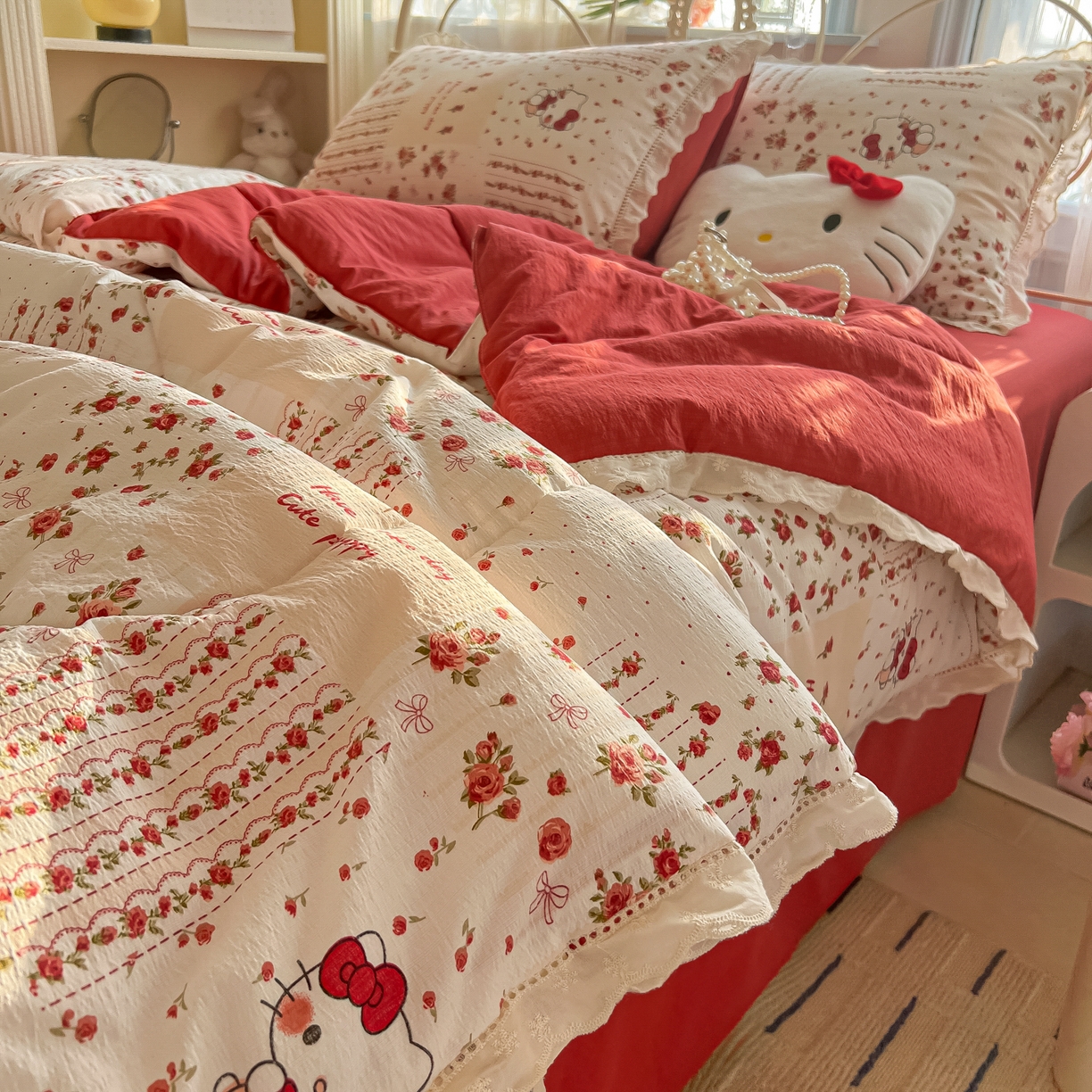 91家纺网 家纺一手货源 找家纺 罗亿家纺 2026新款全棉镂空花边云感双层纱夏被四件套 花漾kitty