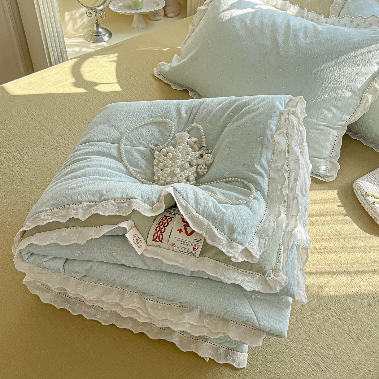 91家纺网 家纺一手货源 找家纺 罗亿家纺 2026新款全棉镂空花边云感双层纱夏被四件套 简夏