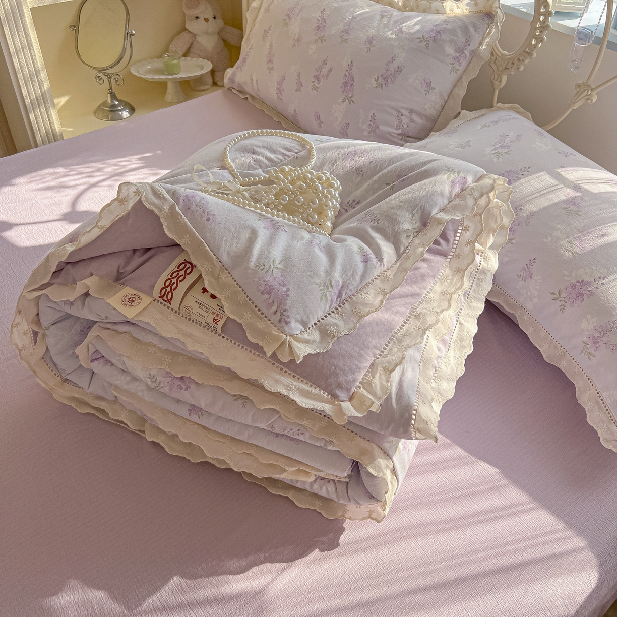 91家纺网 家纺一手货源 找家纺 罗亿家纺 2026新款全棉镂空花边云感双层纱夏被四件套 萄气满满