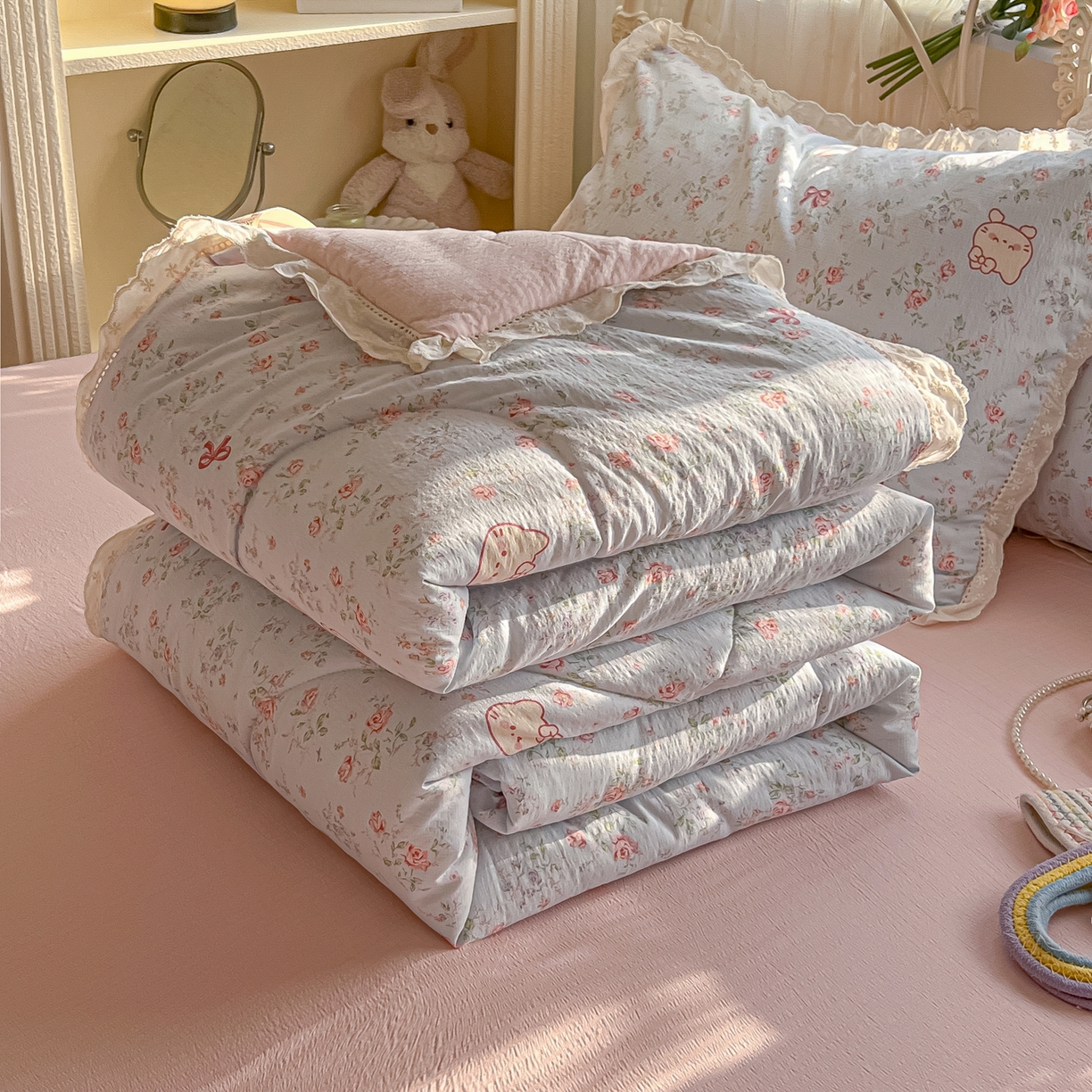 91家纺网 家纺一手货源 找家纺 罗亿家纺 2026新款全棉镂空花边云感双层纱夏被四件套 kitty甜梦窝