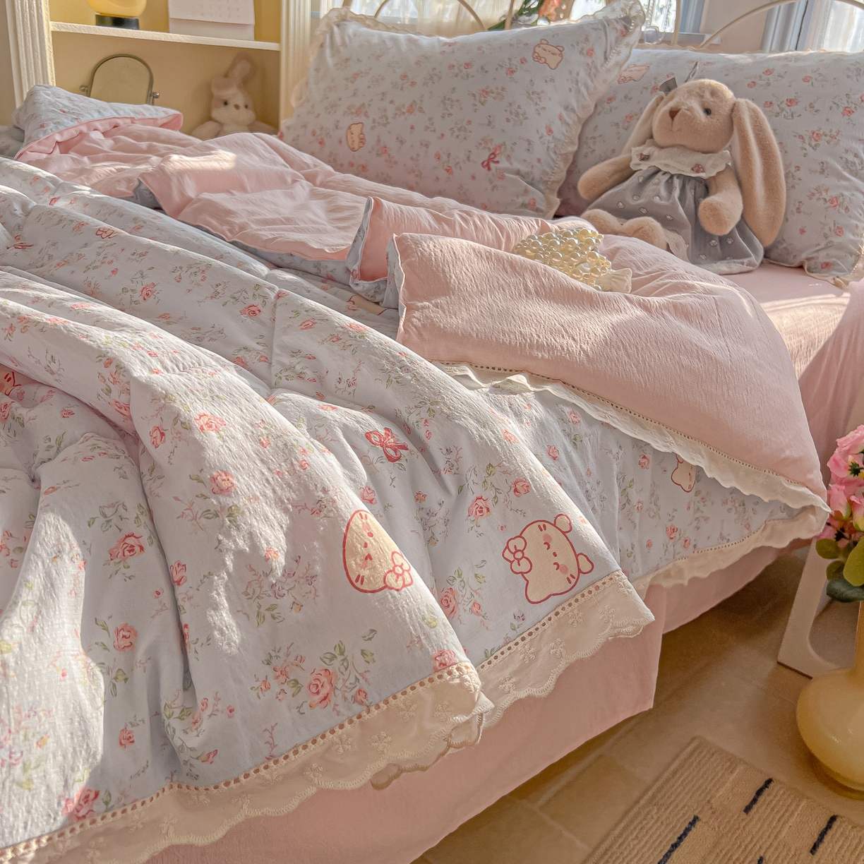 91家纺网 家纺一手货源 找家纺 罗亿家纺 2026新款全棉镂空花边云感双层纱夏被四件套 kitty甜梦窝