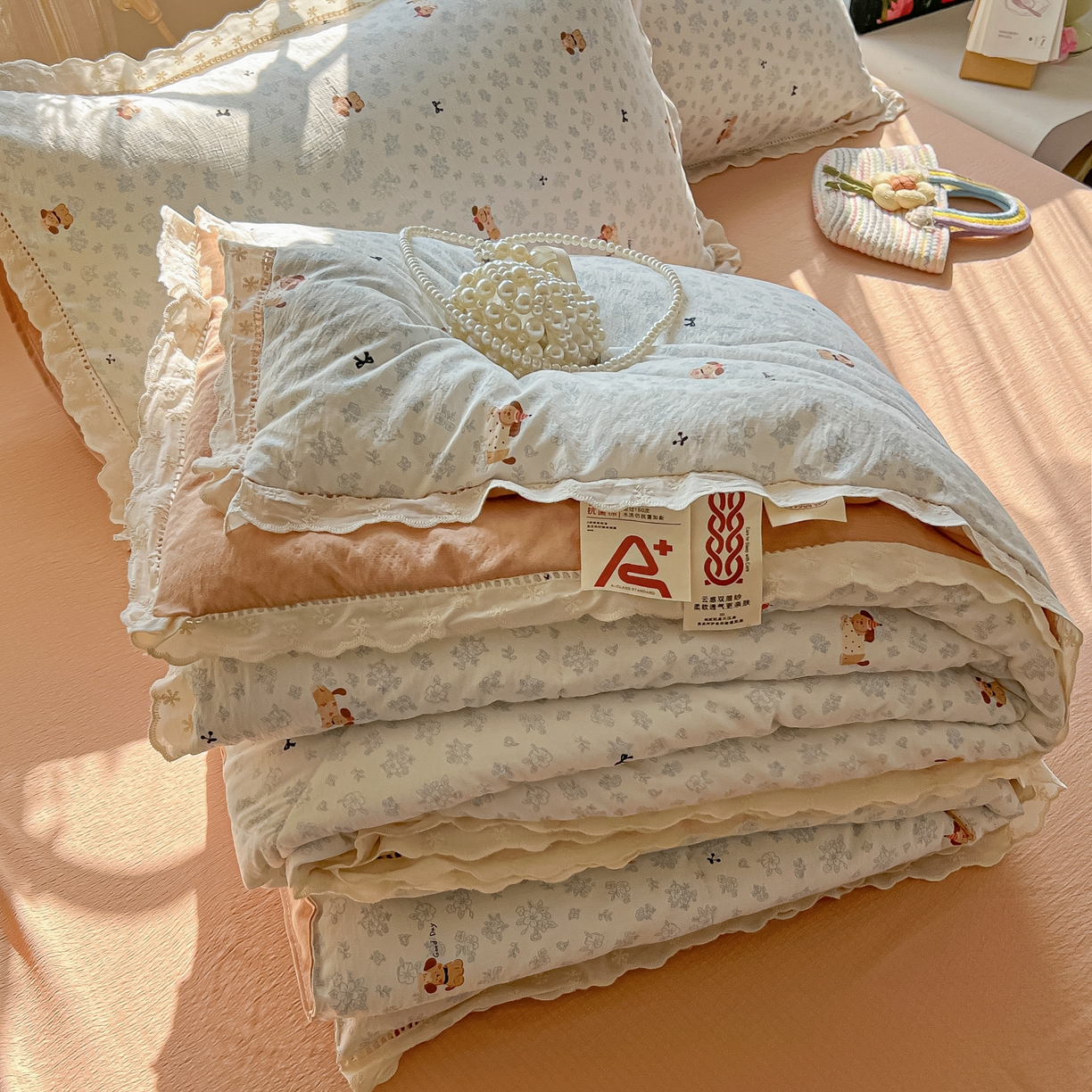 91家纺网 家纺一手货源 找家纺 罗亿家纺 2026新款全棉镂空花边云感双层纱夏被四件套 花花腊肠狗