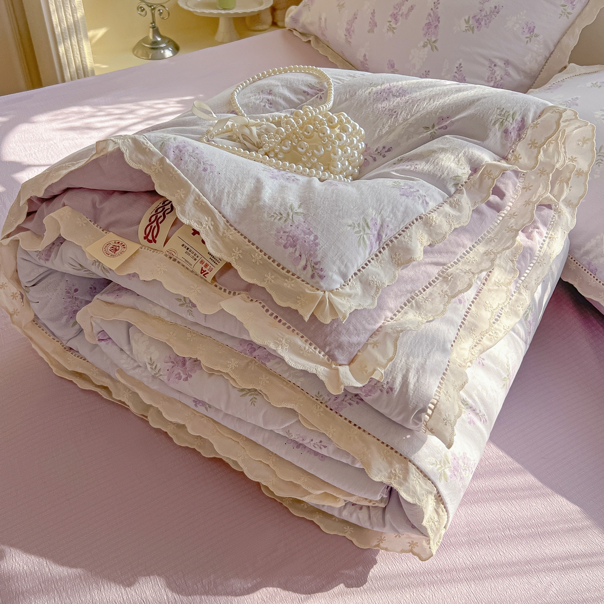 91家纺网 家纺一手货源 找家纺 罗亿家纺 2026新款全棉镂空花边云感双层纱夏被四件套 萄气满满