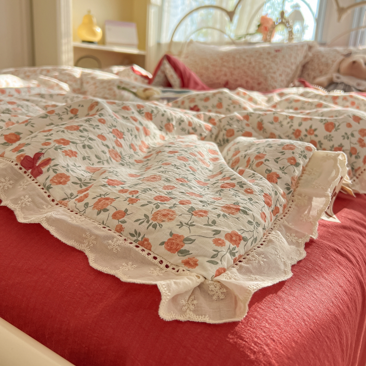 91家纺网 家纺一手货源 找家纺 罗亿家纺 2026新款全棉镂空花边云感双层纱夏被四件套 赫本小姐