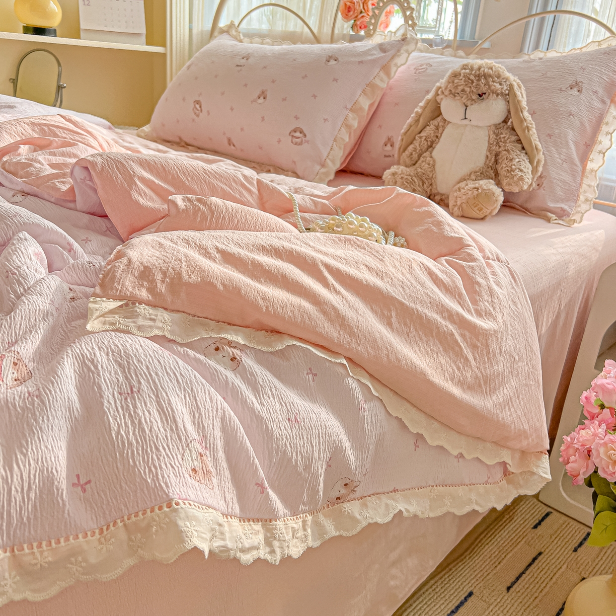 91家纺网 家纺一手货源 找家纺 罗亿家纺 2026新款全棉镂空花边云感双层纱夏被四件套 小粉兔