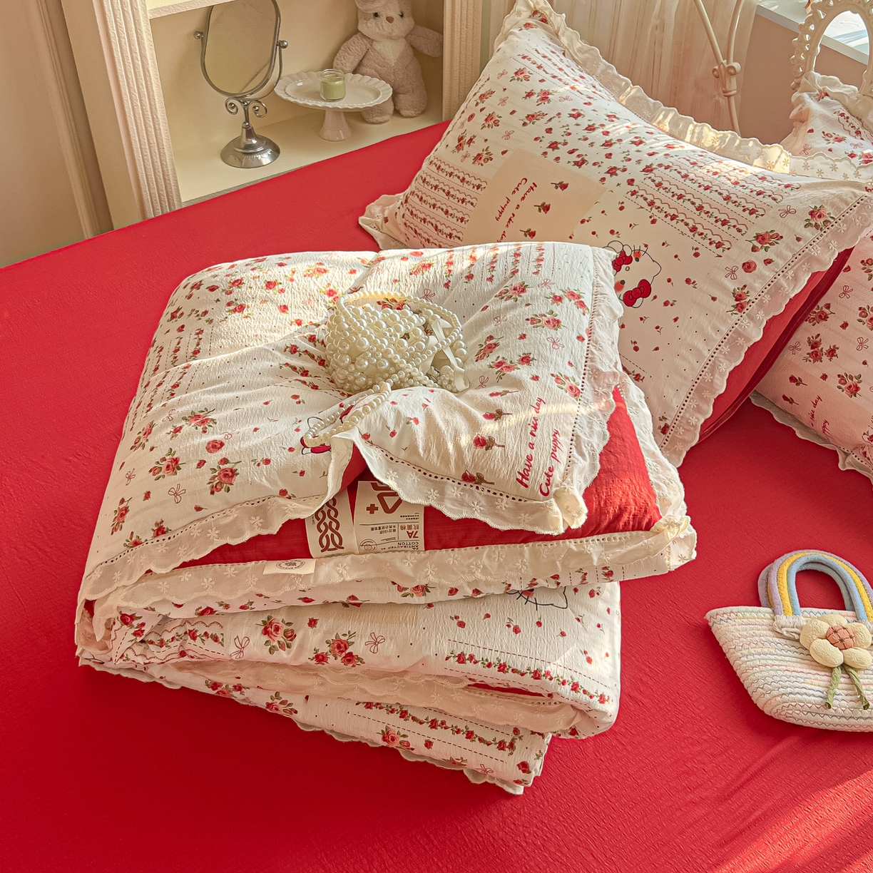 91家纺网 家纺一手货源 找家纺 罗亿家纺 2026新款全棉镂空花边云感双层纱夏被四件套 花漾kitty