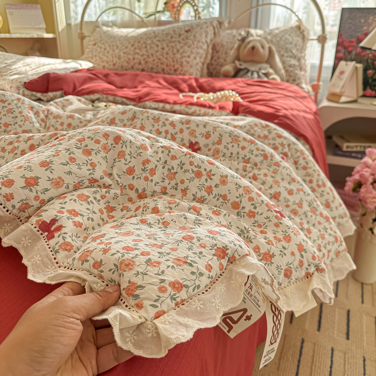 91家纺网 家纺一手货源 找家纺 罗亿家纺 2026新款全棉镂空花边云感双层纱夏被四件套 赫本小姐