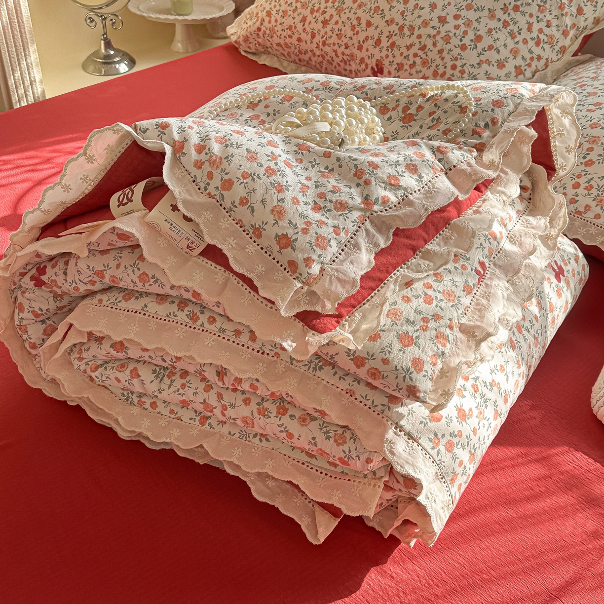 91家纺网 家纺一手货源 找家纺 罗亿家纺 2026新款全棉镂空花边云感双层纱夏被四件套 赫本小姐