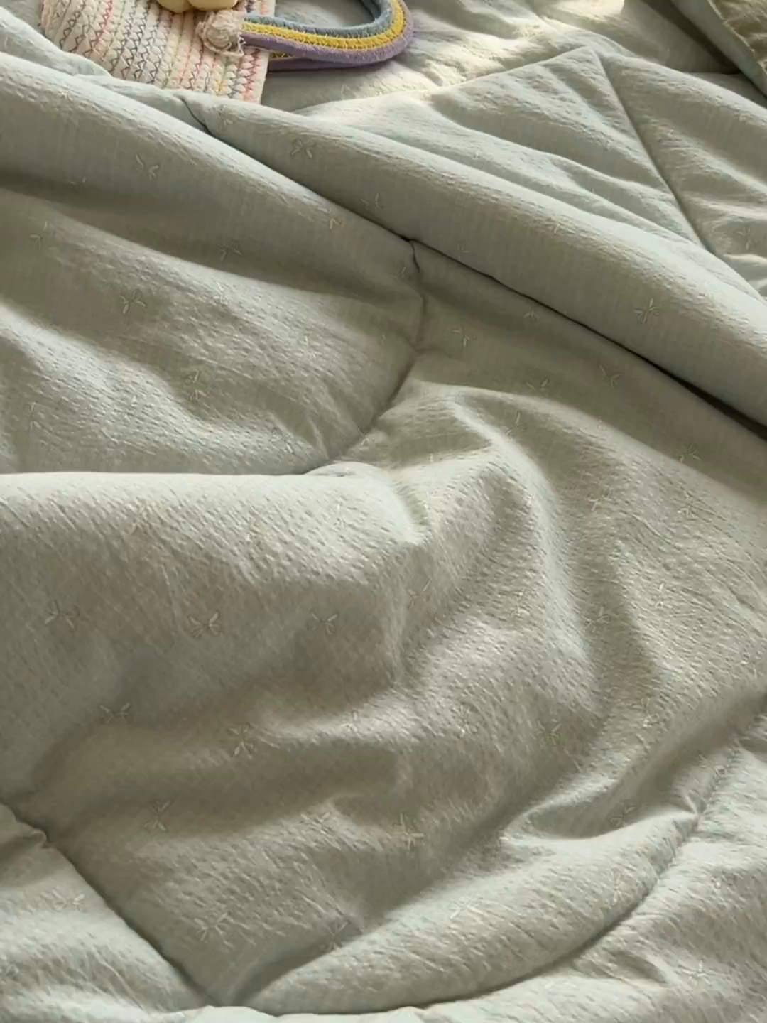 91家纺网 家纺一手货源 找家纺 罗亿家纺 2026新款全棉镂空花边云感双层纱夏被四件套 简夏