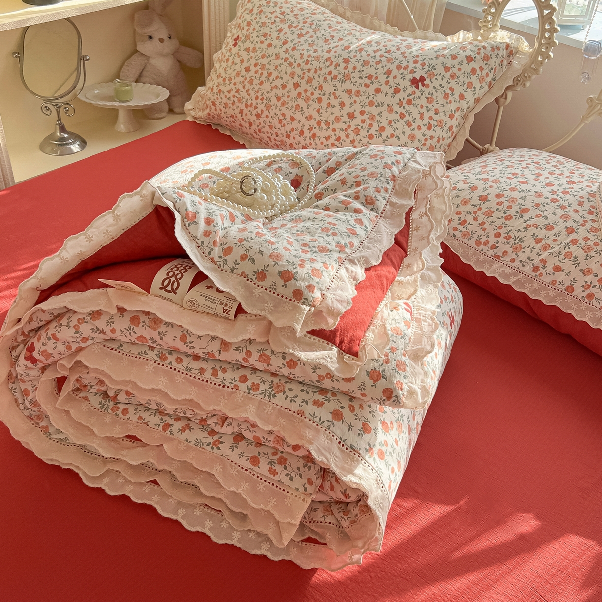 91家纺网 家纺一手货源 找家纺 罗亿家纺 2026新款全棉镂空花边云感双层纱夏被四件套 赫本小姐