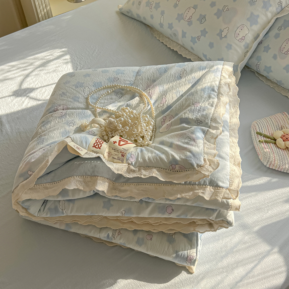 91家纺网 家纺一手货源 找家纺 罗亿家纺 2026新款全棉镂空花边云感双层纱夏被四件套 小猫数星星