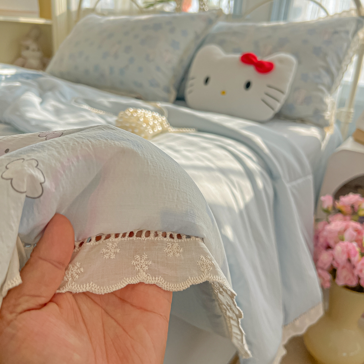 91家纺网 家纺一手货源 找家纺 罗亿家纺 2026新款全棉镂空花边云感双层纱夏被四件套 小猫数星星