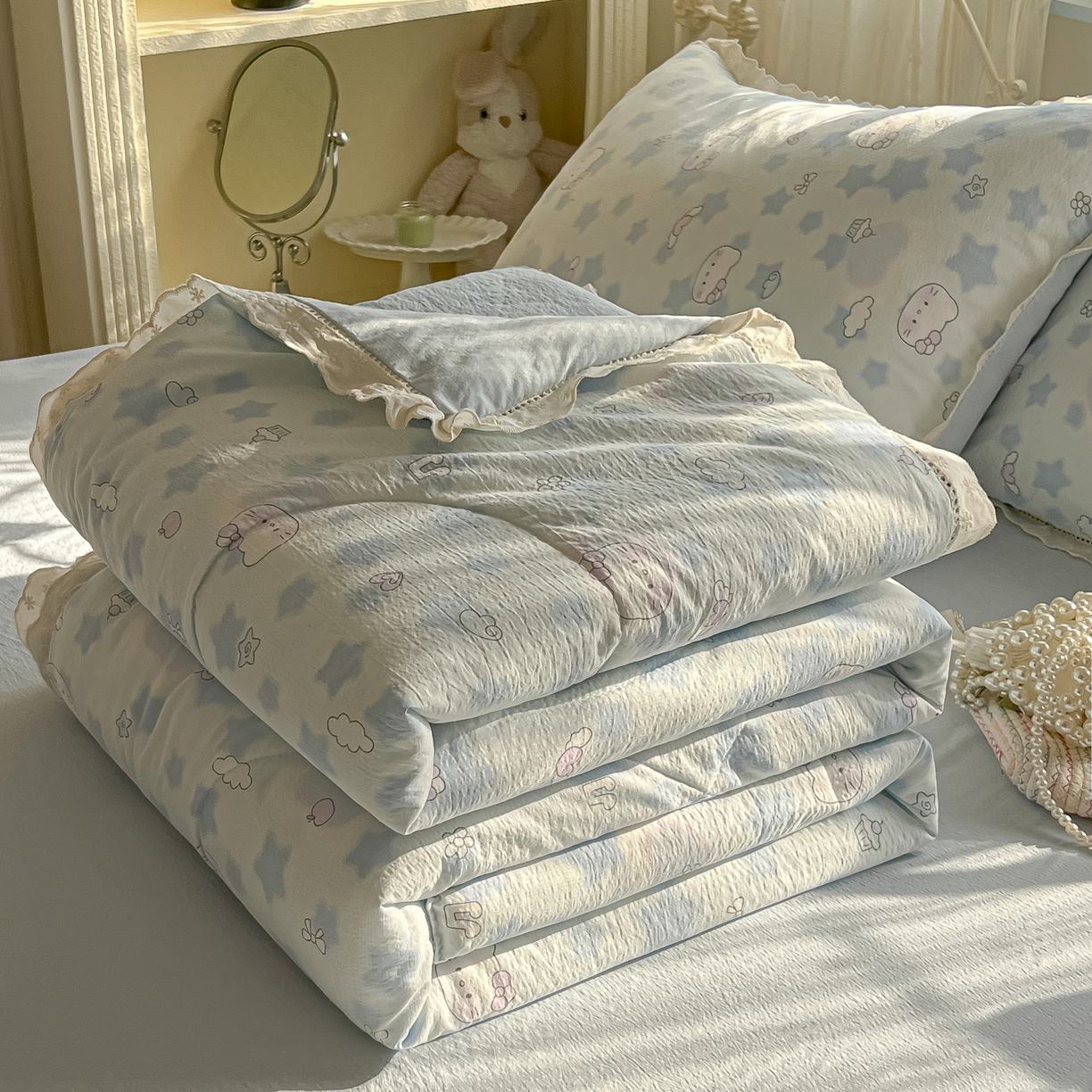 91家纺网 家纺一手货源 找家纺 罗亿家纺 2026新款全棉镂空花边云感双层纱夏被四件套 小猫数星星